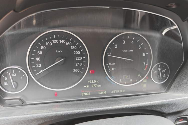 Used BMW 3 Series 2018 320Li Fashion Model Odometer Close Up