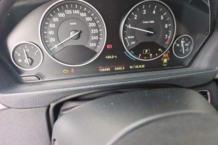 Used BMW 3 Series 2018 320Li Fashion Model Odometer Close Up