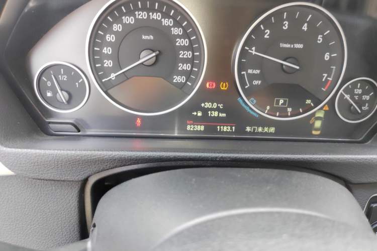 Used BMW 3 Series 2018 320Li Fashion Model Odometer Close Up