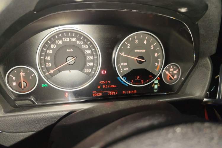 Used BMW 3 Series 2018 320Li Fashion Model Odometer Close Up
