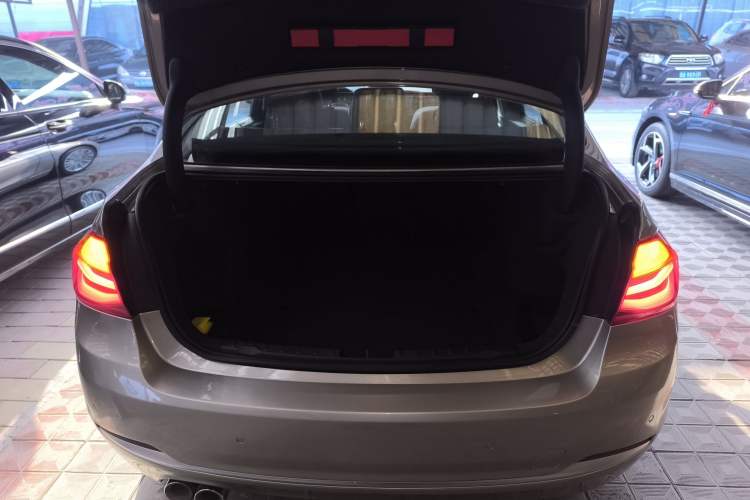 Used BMW 3 Series 2018 320Li Fashion Model Trunk