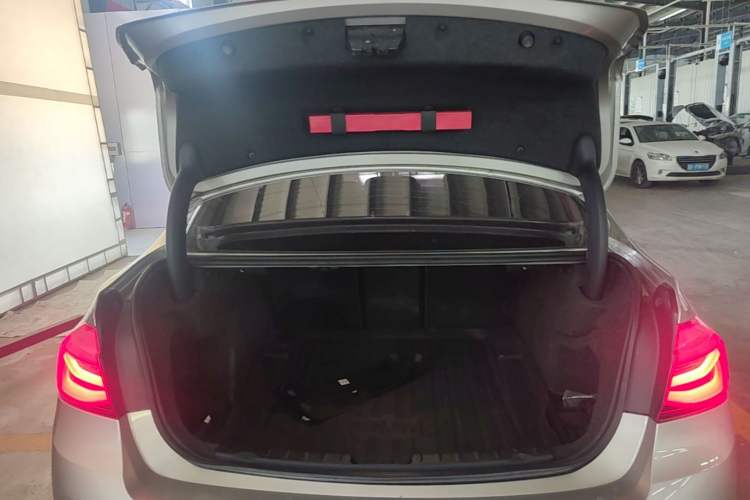 Used BMW 3 Series 2018 320Li Fashion Model Trunk