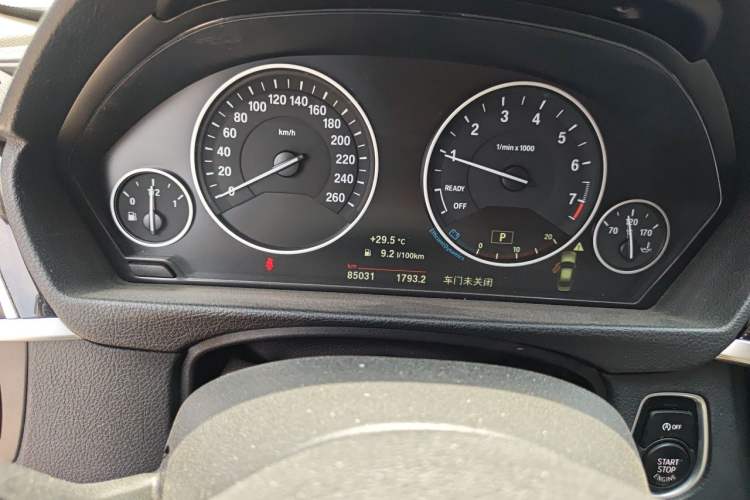 Used BMW 3 Series 2018 320Li Fashion Model Odometer Close Up