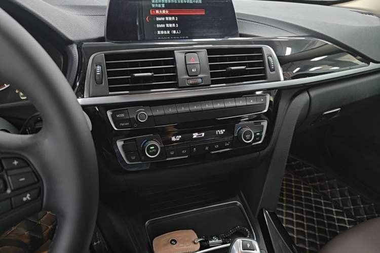 Used BMW 3 Series 2018 320Li Fashion Model Audio And AC Panel