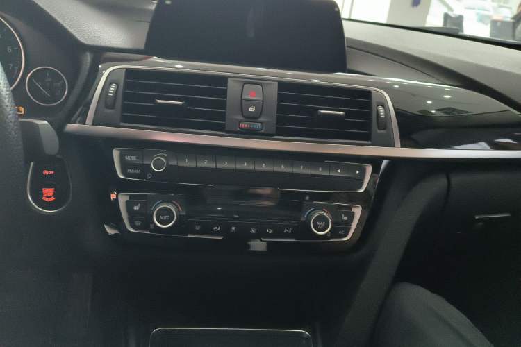 Used BMW 3 Series 2018 320Li Fashion Model Audio And AC Panel