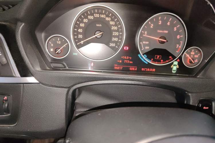 Used BMW 3 Series 2018 320Li Fashion Model Odometer Close Up