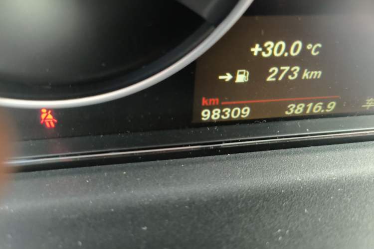 Used BMW 3 Series 2018 320Li Fashion Model Odometer Close Up