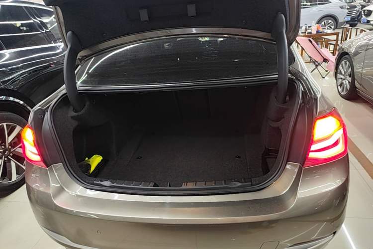 Used BMW 3 Series 2018 320Li Fashion Model Trunk
