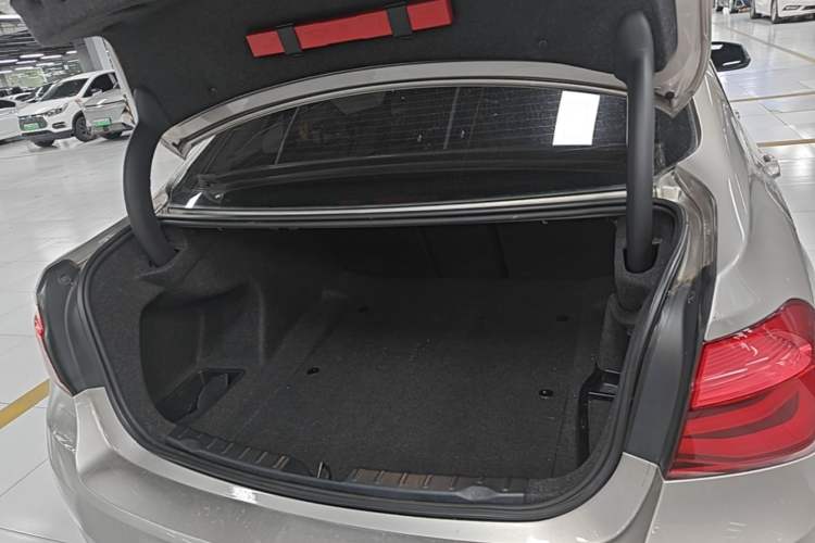 Used BMW 3 Series 2018 320Li Fashion Model Trunk