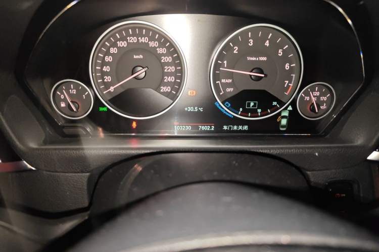 Used BMW 3 Series 2018 320Li Fashion Model Odometer Close Up