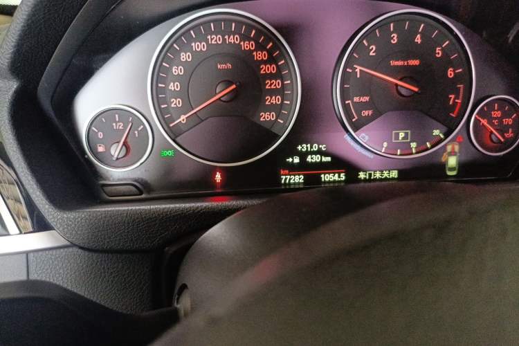 Used BMW 3 Series 2018 320Li Fashion Model Odometer Close Up