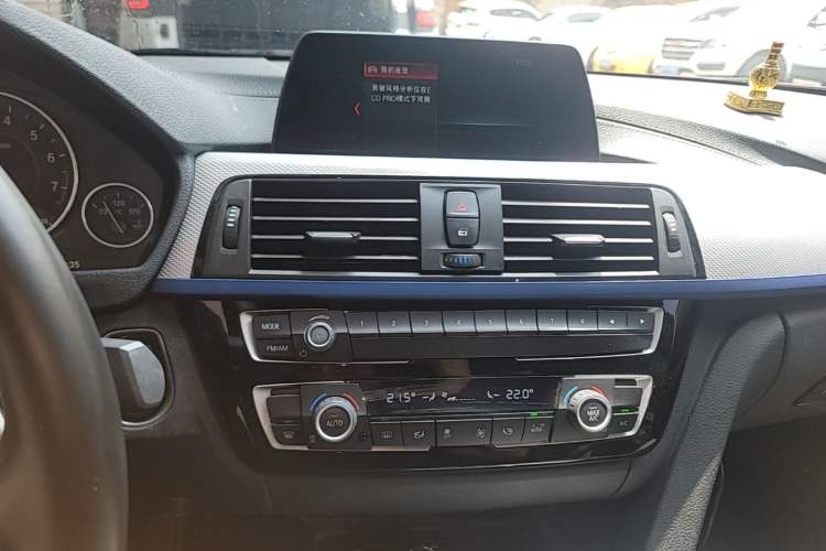 Used BMW 3 Series 2018 320i M Sport Package Audio And AC Panel