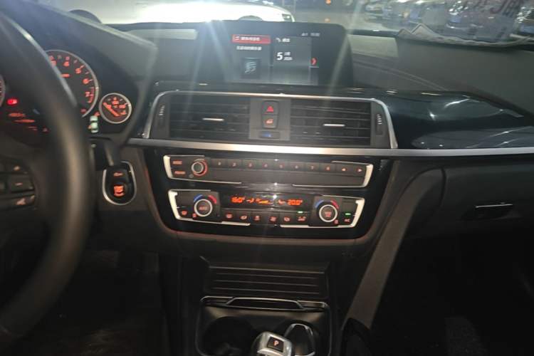 Used BMW 3 Series 2018 320Li Fashion Model Audio And AC Panel