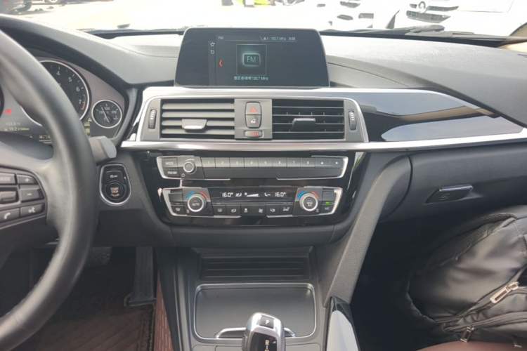 Used BMW 3 Series 2018 320Li Fashion Model Audio And AC Panel