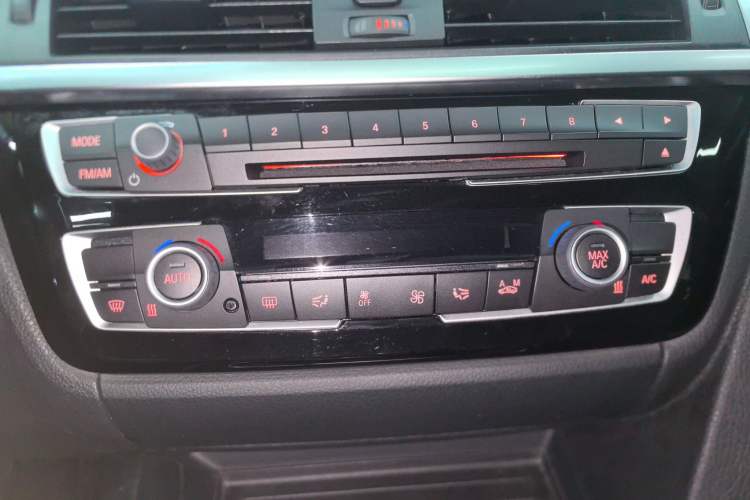 Used BMW 3 Series 2018 320Li Leading Model M Sport Package Audio And AC Panel