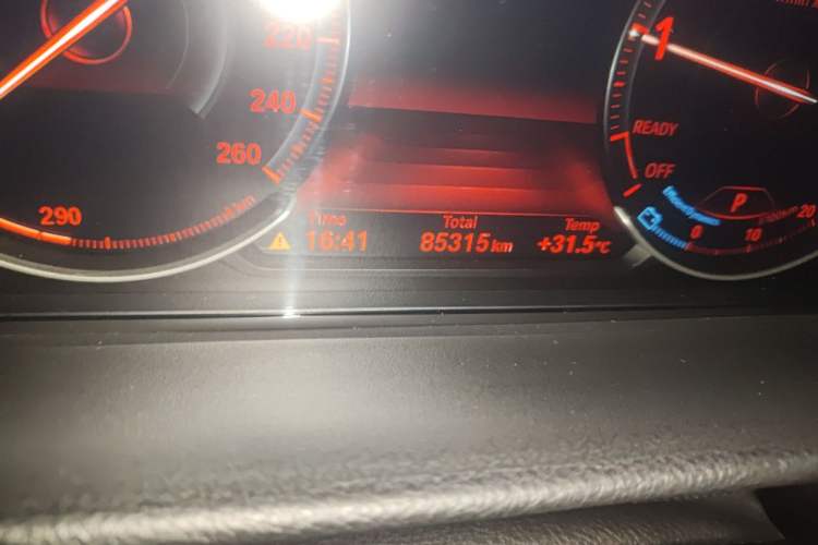 Used BMW 3 Series 2018 320Li Leading Model M Sport Package Odometer Close Up