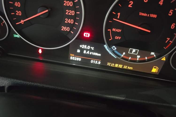 Used BMW 3 Series 2018 320Li Fashion Model Odometer Close Up