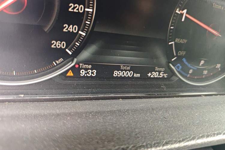 Used BMW 3 Series 2018 318i Odometer Close Up