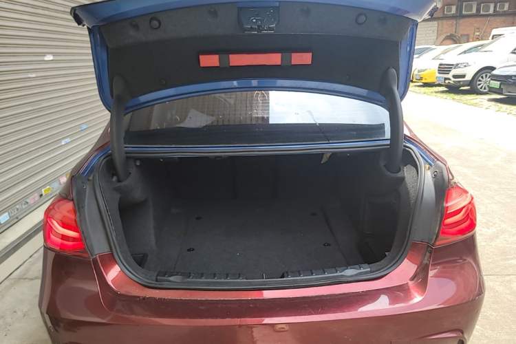 Used BMW 3 Series 2018 320i M Sport Package Trunk