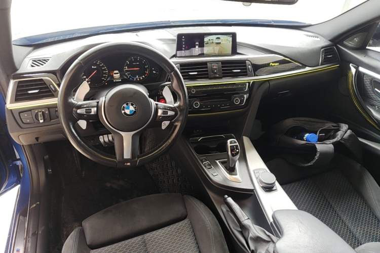 Used BMW 3 Series 2018 320i M Sport Night Edition Center Console