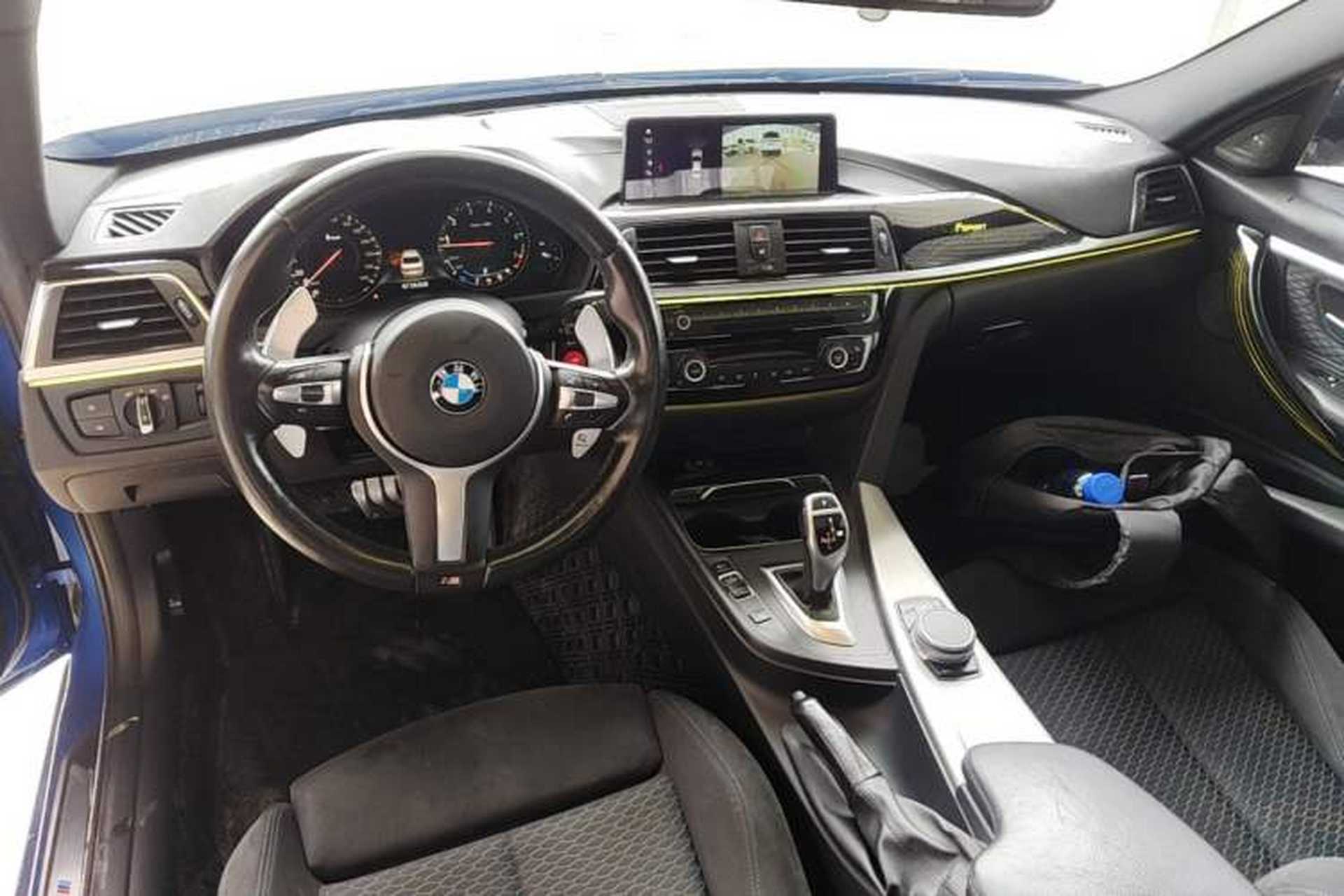 Used BMW 3 Series 2018 320i M Sport Night Edition Center Console