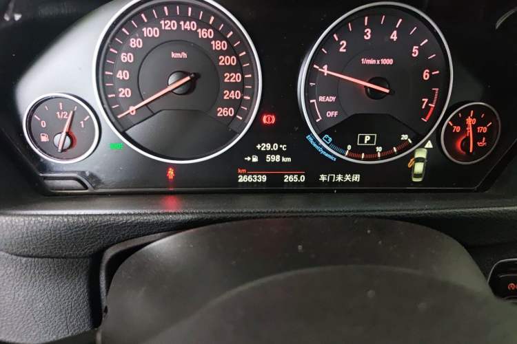 Used BMW 3 Series 2018 320Li Fashion Model Odometer Close Up
