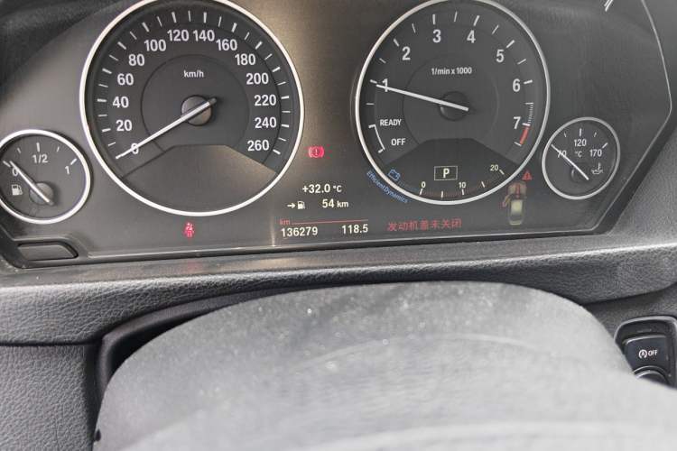 Used BMW 3 Series 2018 320Li Fashion Model Odometer Close Up