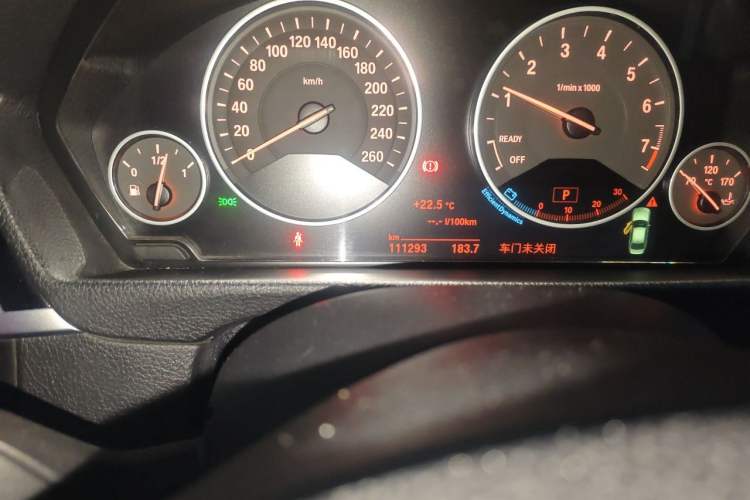 Used BMW 3 Series 2018 320Li Fashion Model Odometer Close Up