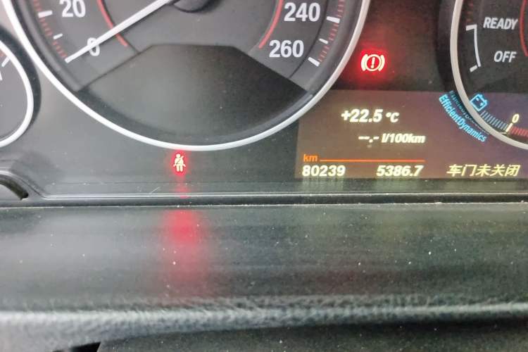 Used BMW 3 Series 2018 320i M Sport Package Odometer Close Up