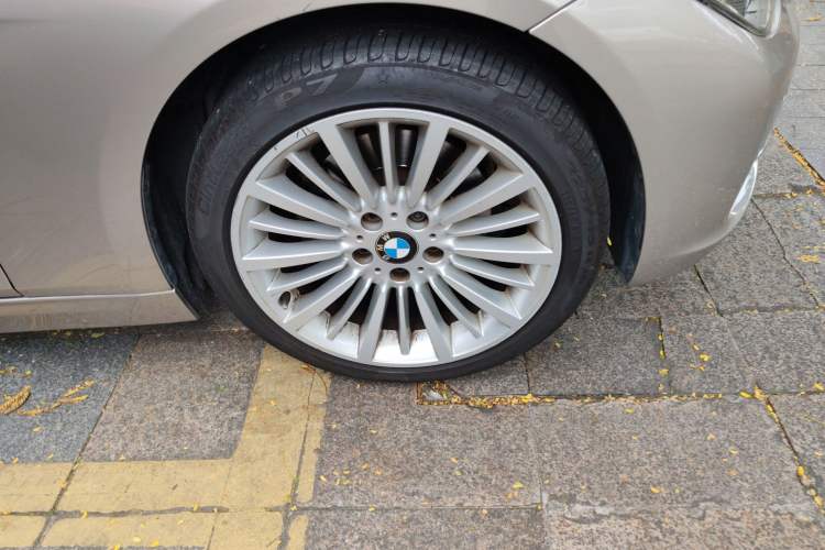 Used BMW 3 Series 2018 320Li Fashion Model Right Front Wheel Hub