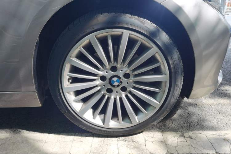 Used BMW 3 Series 2018 320Li xDrive Fashion Model Right Front Wheel Hub