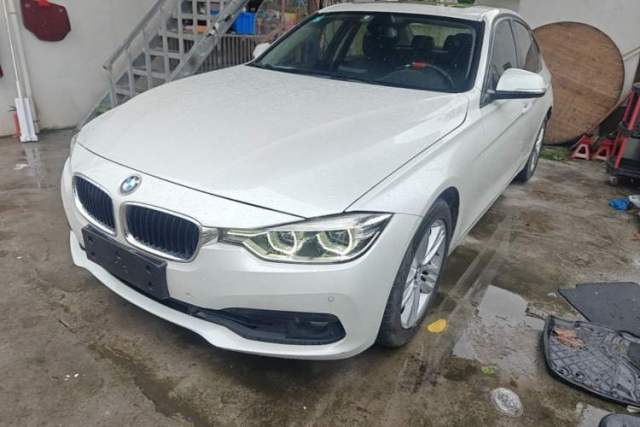 BMW 3 Series 2018 318i مستعملة