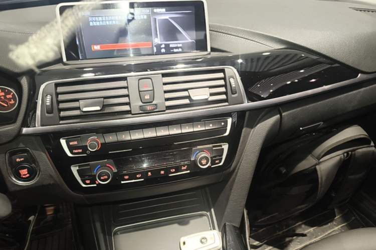 Used BMW 3 Series 2018 318i Audio And AC Panel