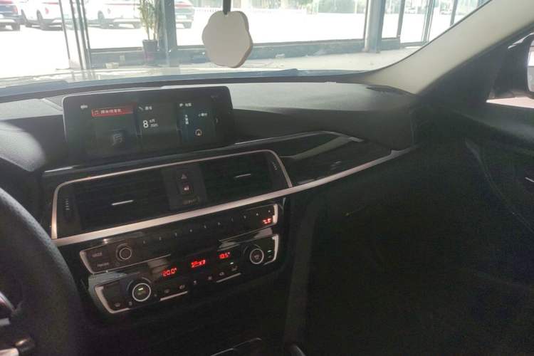 Used BMW 3 Series 2018 320Li Leading Model M Sport Package Audio And AC Panel
