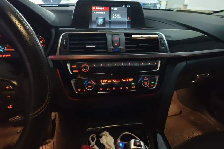 Used BMW 3 Series 2018 320Li Leading Luxury Package Audio And AC Panel