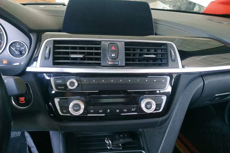 Used BMW 3 Series 2018 318Li Audio And AC Panel