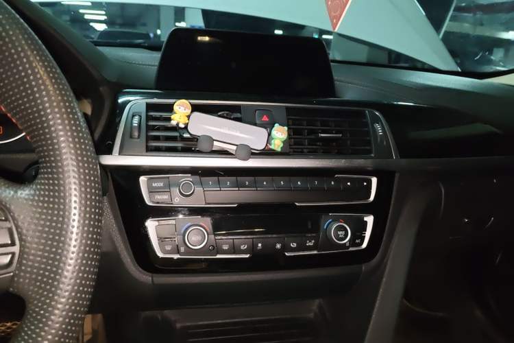 Used BMW 3 Series 2018 320Li Fashion Model Audio And AC Panel
