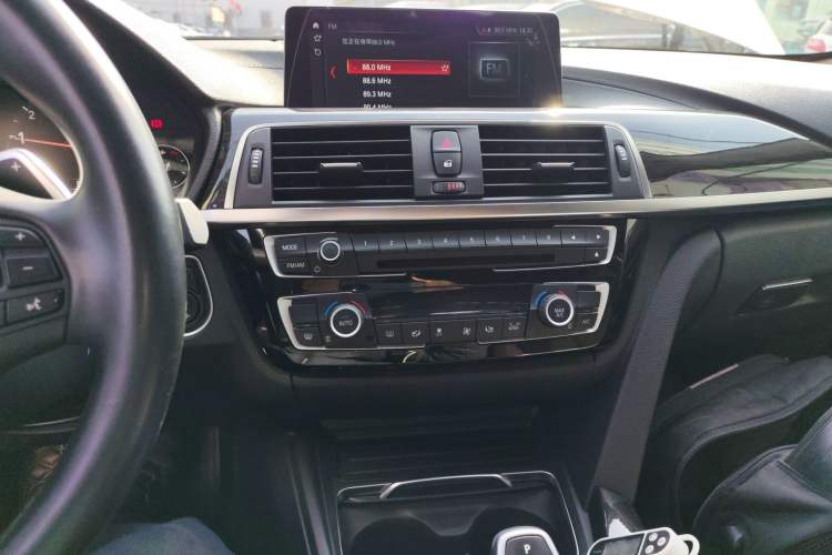 Used BMW 3 Series 2018 320Li Leading Luxury Package Audio And AC Panel