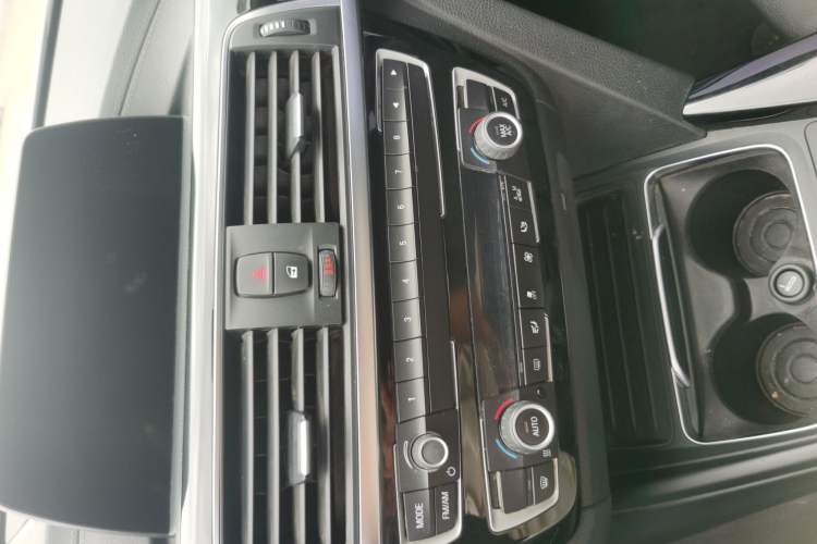 Used BMW 3 Series 2018 320Li Fashion Model Audio And AC Panel