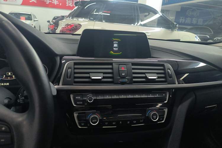 Used BMW 3 Series 2018 318i Audio And AC Panel