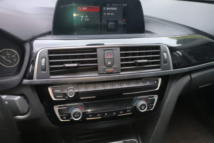 Used BMW 3 Series 2018 318Li Audio And AC Panel