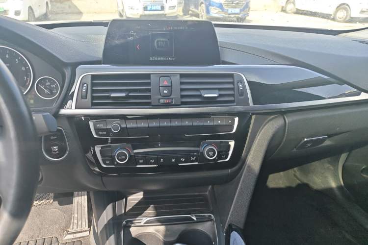 Used BMW 3 Series 2018 318Li Audio And AC Panel