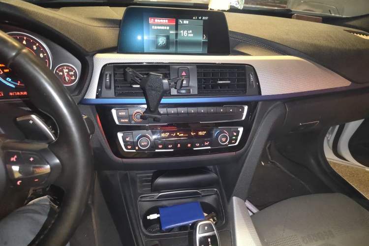Used BMW 3 Series 2018 320i M Sport Package Audio And AC Panel