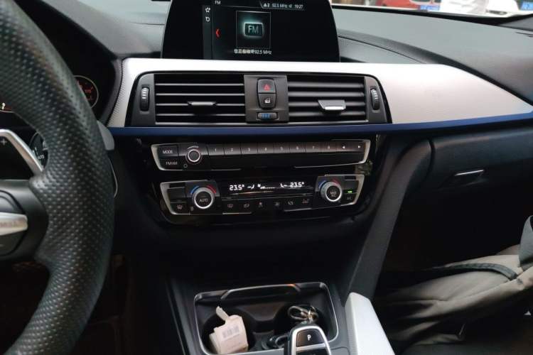 Used BMW 3 Series 2018 320i M Sport Package Audio And AC Panel