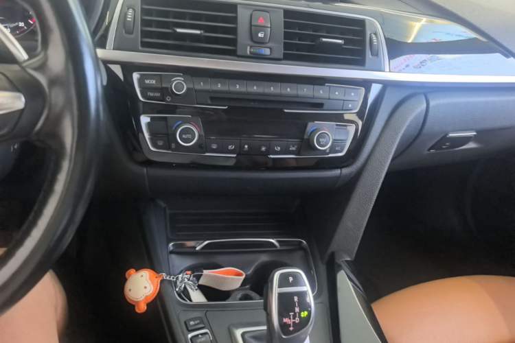 Used BMW 3 Series 2018 320Li Leading Model M Sport Package Audio And AC Panel
