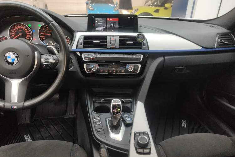 Used BMW 3 Series 2018 320i M Sport Package Audio And AC Panel