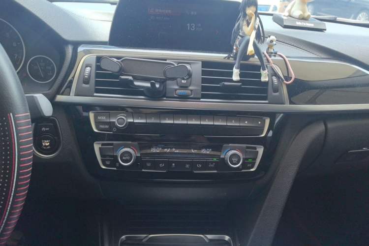 Used BMW 3 Series 2018 318i Audio And AC Panel