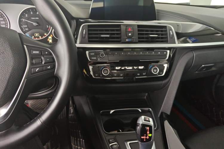 Used BMW 3 Series 2018 320Li Fashion Model Audio And AC Panel