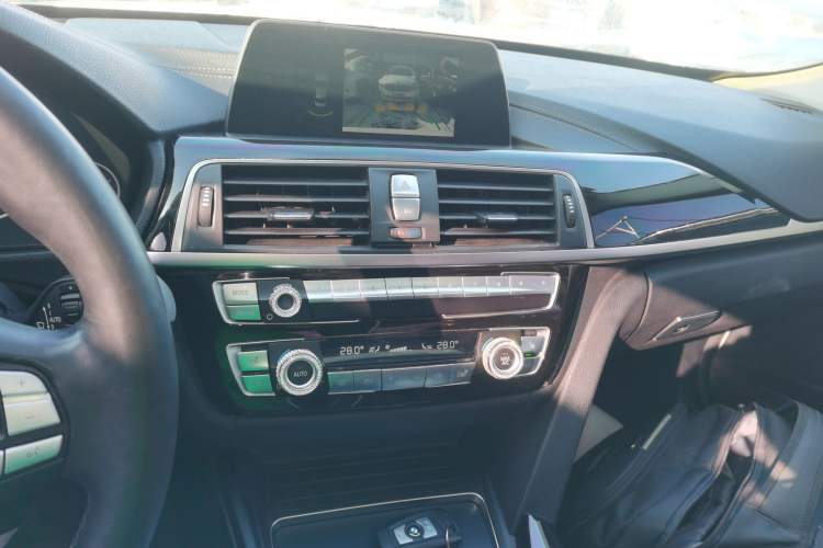 Used BMW 3 Series 2018 320Li xDrive Fashion Model Audio And AC Panel