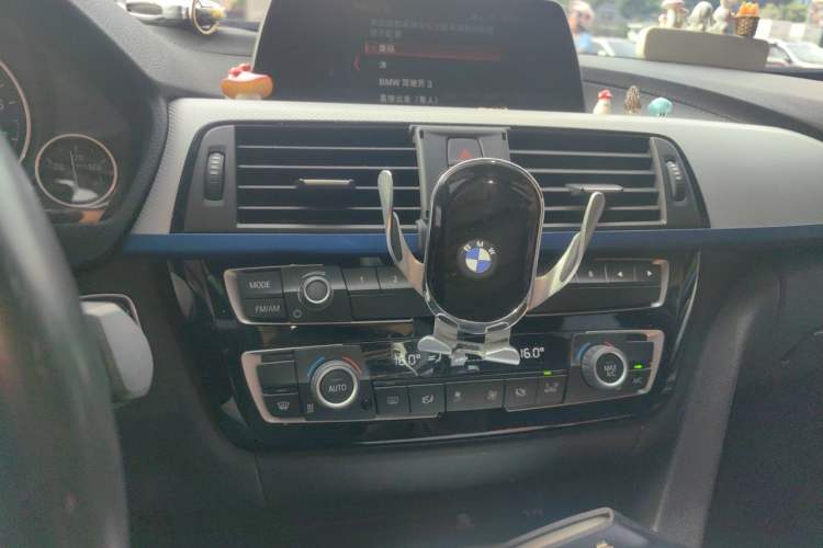 Used BMW 3 Series 2018 320i M Sport Package Audio And AC Panel